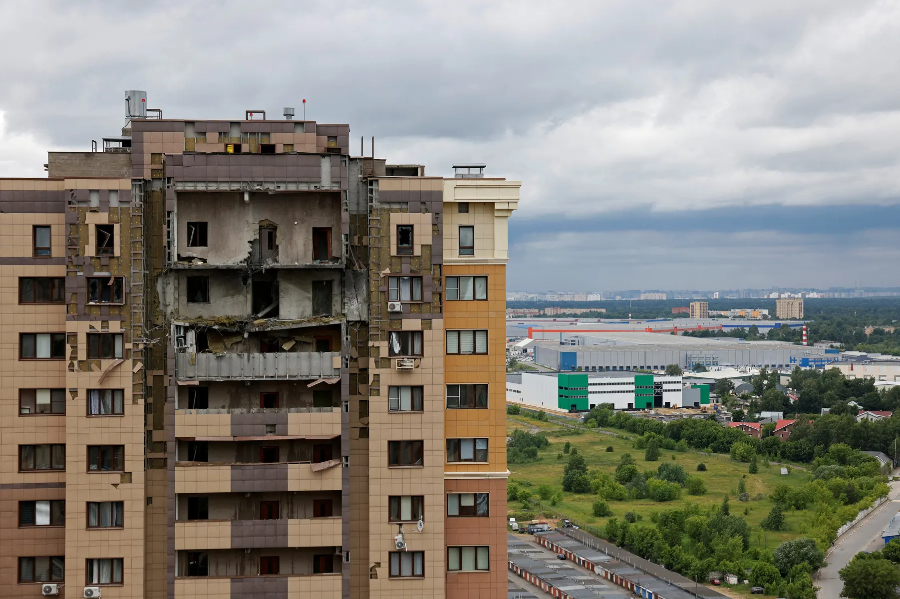 18 июня в Раменском в результате атаки беспилотников погиб ребёнок; в Подмосковье повреждены 18 многоквартирных домов. Власти проводят работы по ликвидации последствий и помогают пострадавшим.