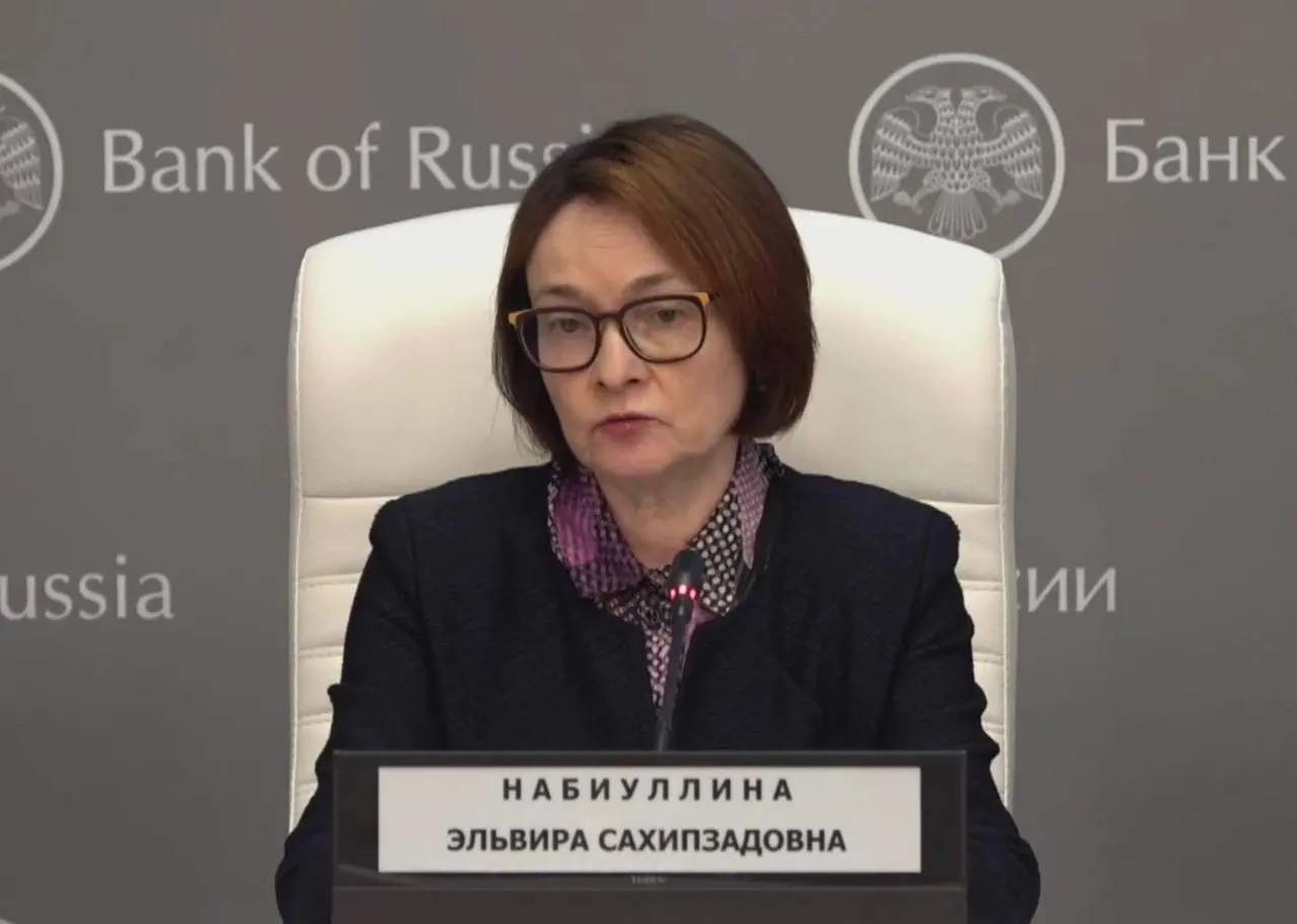 Глава Центробанка вернулась к работе после простуды и временной потери голоса; на пресс‑конференции она поблагодарила обеспокоенных и появилась без привычных брошей.