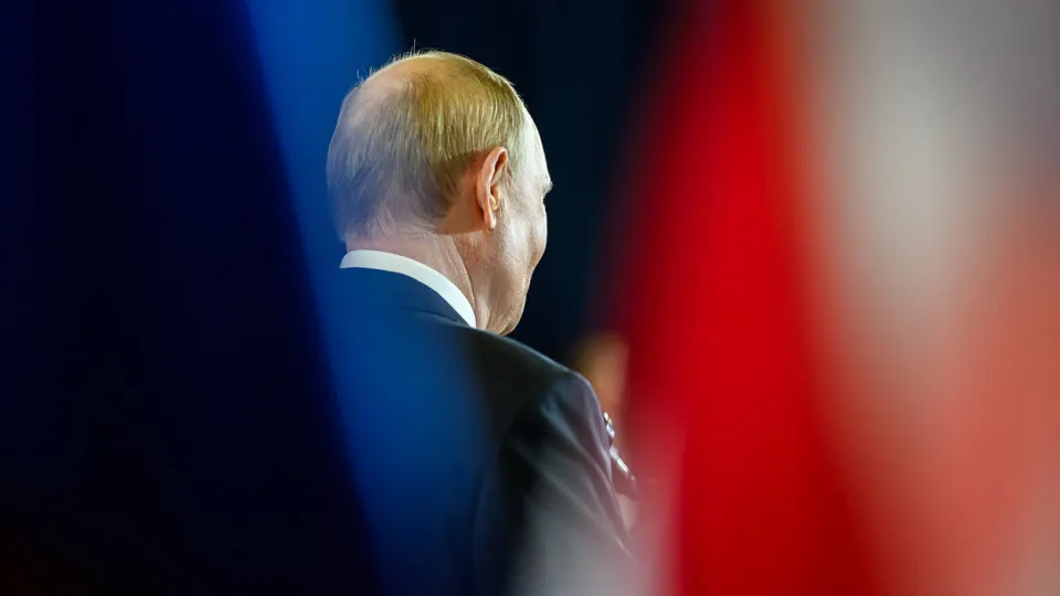 Государственный опросный центр перестал публиковать ежемесячный «открытый» рейтинг доверия президенту — последний показатель оказался рекордно низким, в то время как «закрытые» опросы дают существенно более высокий результат. Одобрение деятельности главы государства остаётся заметно выше, но также демонстрирует снижение.