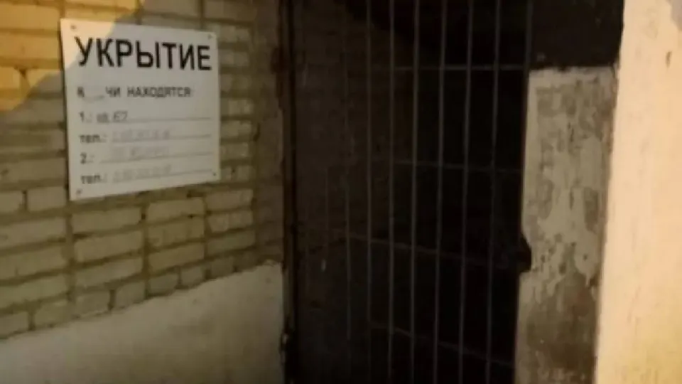 В Екатеринбурге, Краснодаре, Омске, Татарстане и других регионах укрытия находятся в аварийном состоянии: муниципалитеты отмечают дефицит бюджетов и отсутствие федеральных субсидий. Федеральная программа по восстановлению оценивается примерно в 155 млрд рублей.