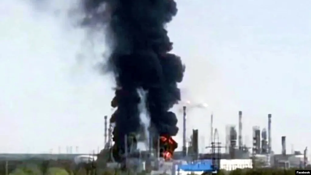 25 июля тюменский нефтеперерабатывающий завод остановил переработку нефти после удара: загорелись установки гидроочистки дизтоплива и производства высокооктанового бензина. Сроки восстановления работы не известны.