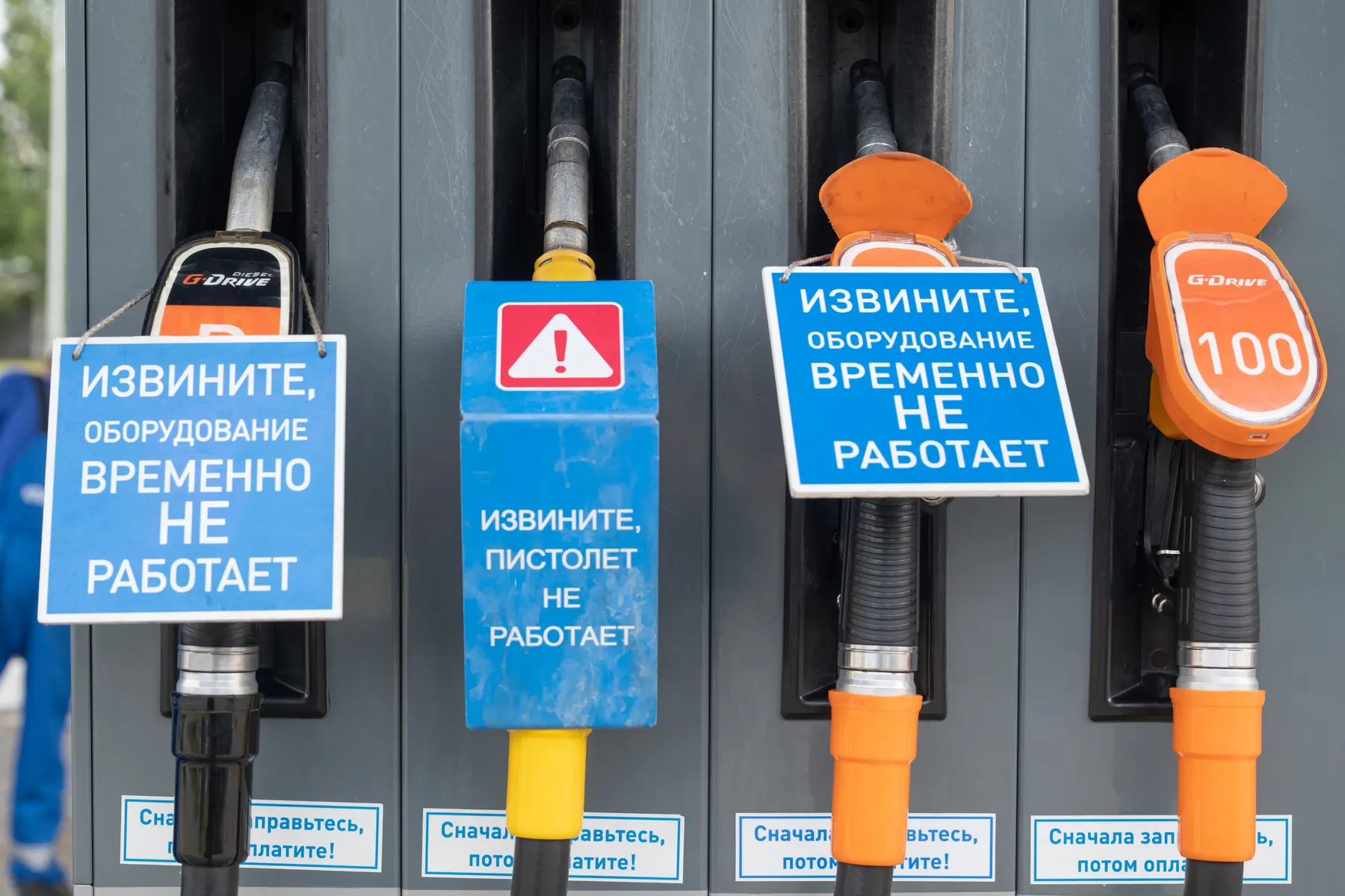 Федеральная антимонопольная служба начала проверки и возбудила дела в нескольких регионах из‑за резкого повышения цен на бензин и дизельное топливо; ведомство также зафиксировало признаки картельного сговора на оптовом рынке.