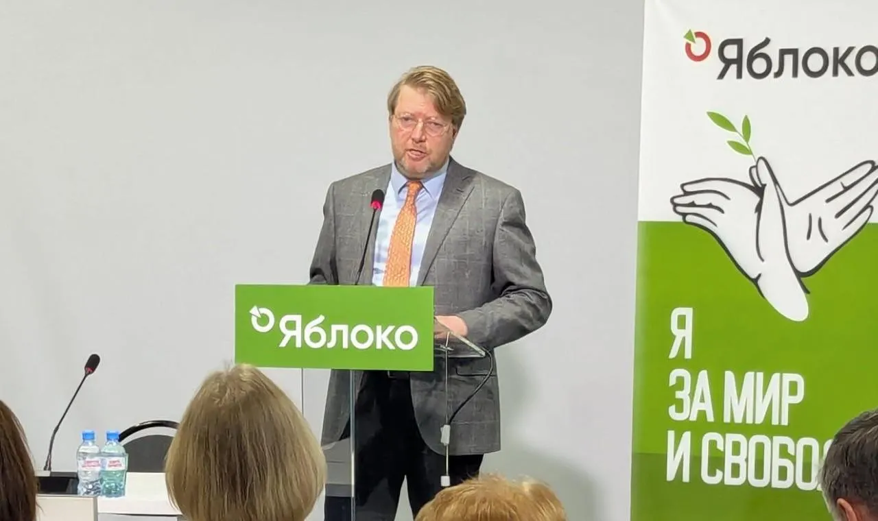 Суд оставил в силе штраф председателю партии «Яблоко» Николаю Рыбакову за публикацию с фотографией оппозиционера; партия намерена обжаловать решение в Конституционном суде.