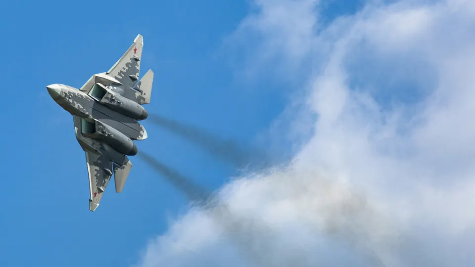Минпромторг требует взыскать с АО «Авиационная и морская электроника» полную стоимость контракта «Дисплей-И7» из‑за просрочки более шести лет; программа импортозамещения электроники столкнулась с сокращением финансирования.