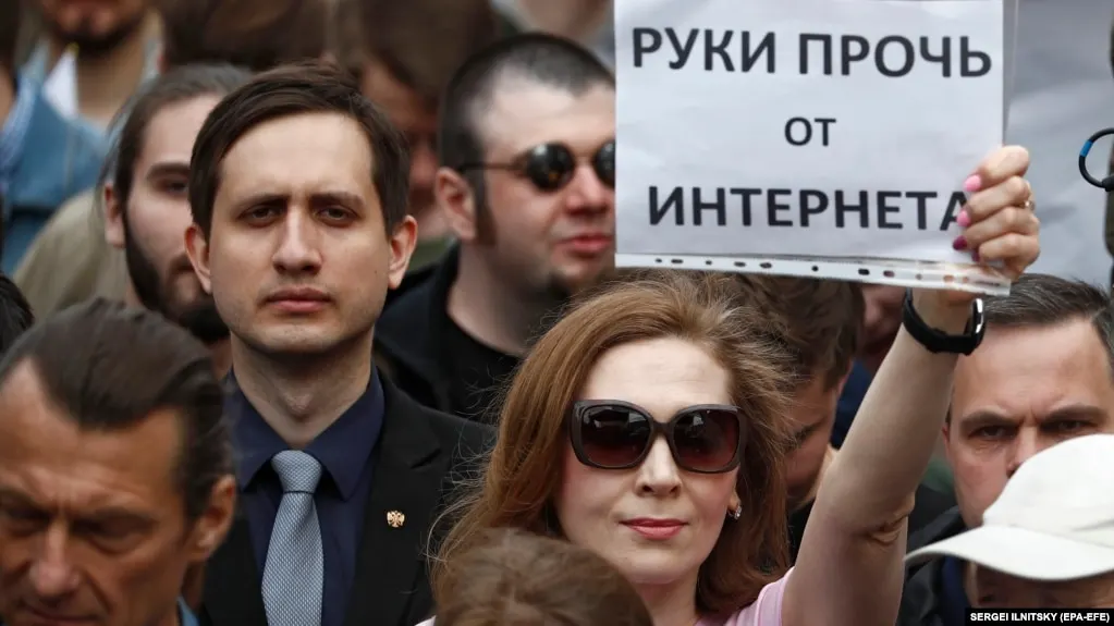 Роскомнадзор объявил о масштабной блокировке VPN-сервисов по всей стране, что повлияло на доступ к адресам обхода ограничений. По данным экспертов, ситуация может привести к повторным перебоям в интернете.