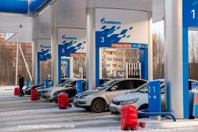 Газпромнефть сняла лимиты на заправках в Санкт-Петербурге и Ленинградской области, а также в Москве и в девяти регионах, предоставив клиентам свободу заправляться в нужном объёме и оплачивать после заправки.
