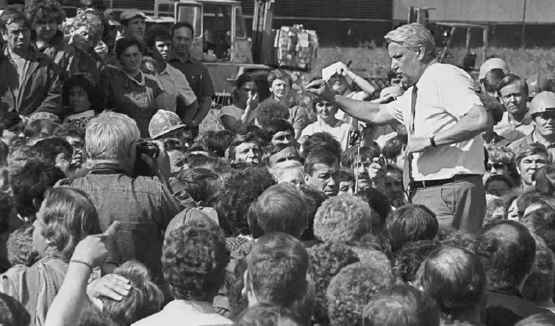 Историческая ретроспектива о событиях 1990 года, когда республики на фоне усиления полномочий обсуждали свое место в федеративном государстве.