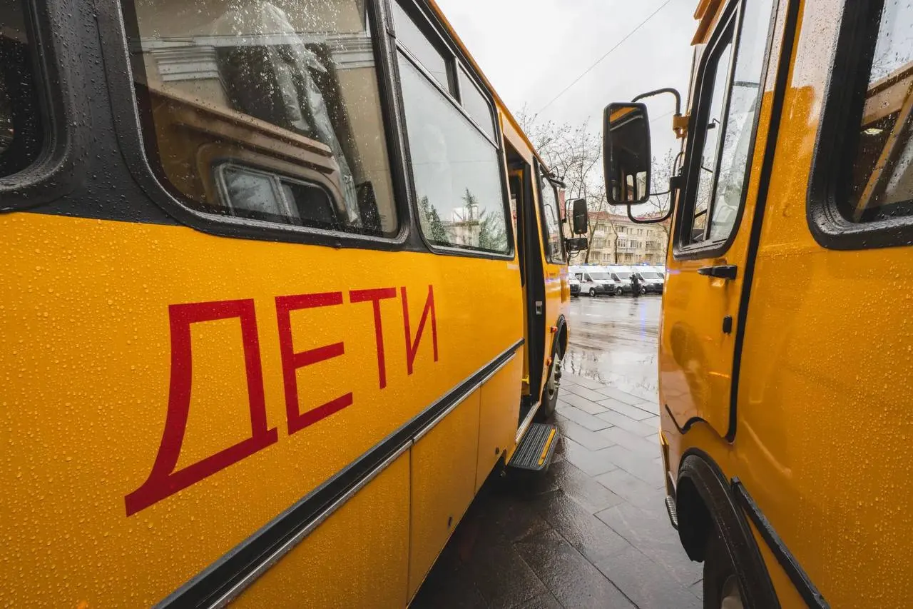 В регионе обновили автопарк транспорта: новые школьные автобусы и «скорые» прибыли в муниципалитеты Мурманской области.