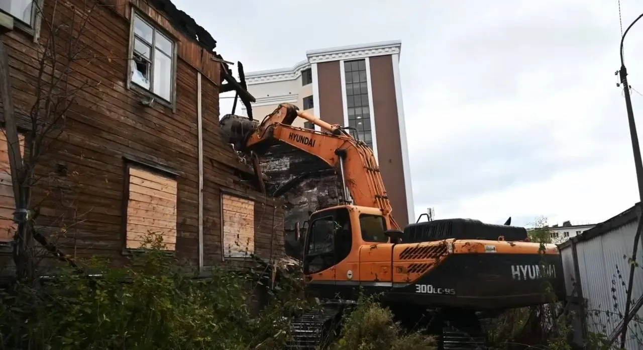 В Мурманске продолжается снос деревянных домов: ещё две постройки исчезли, на Сполохах, 6, и на Бондарной, 14.