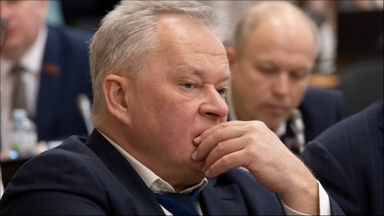 Лидер мурманского отделения СРЗП прокомментировал итоги выборов, обвиняя систему, явку и оппонентов, и сохранил мандат в региональном парламенте.
