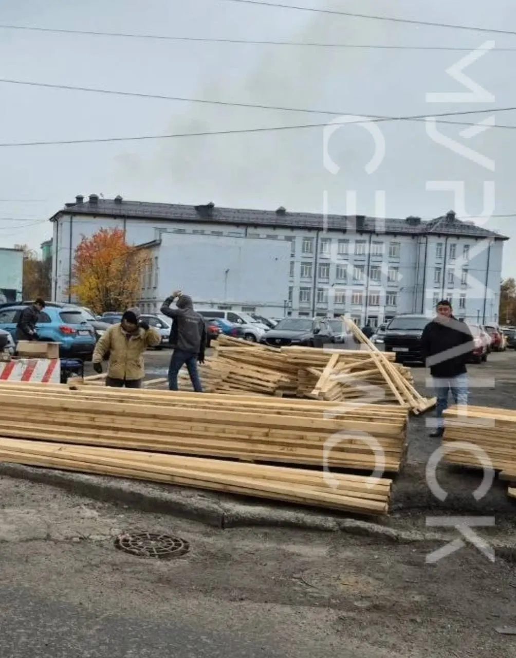 На пустыре в центре города начались работы по возведению нового торгового центра и многоуровневой парковки.