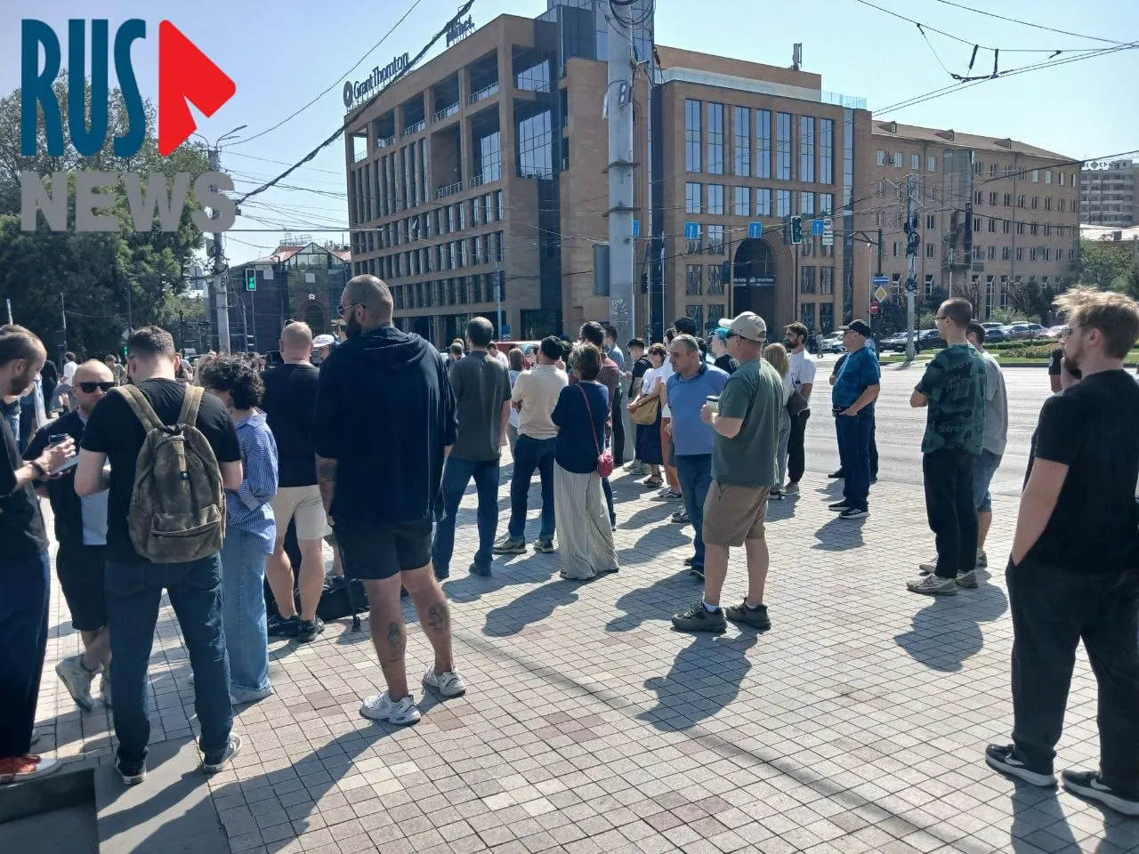 У посольства России в Ереване к полудню собралась очередь более тысячи избирателей; рядом проходит митинг примерно на сто человек с плакатами и речами.