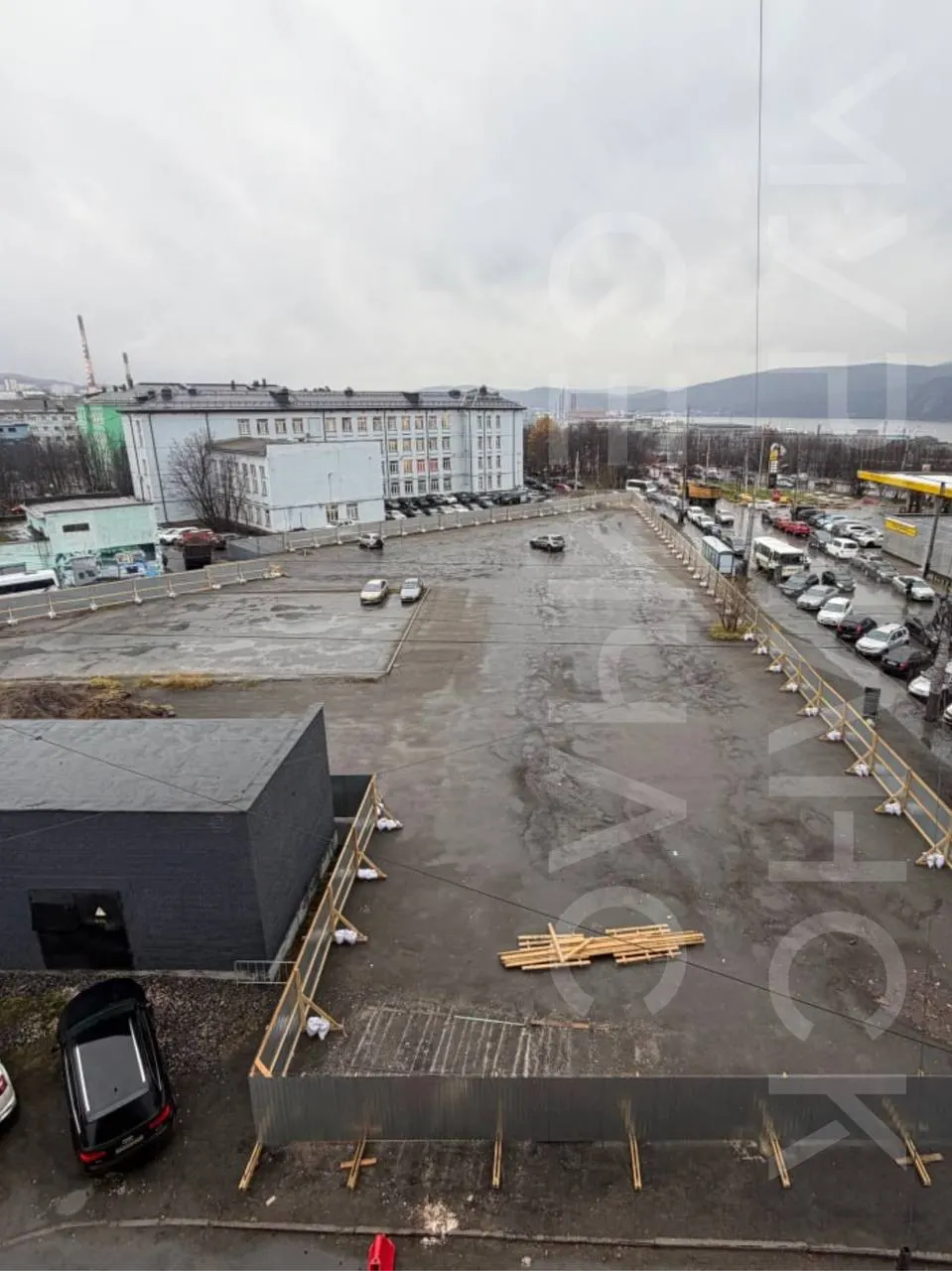 Парковка в центре города огорожена, работы не ведутся. По слухам, застройщик сталкивается с проблемами в проекте и разрешениях, сроки могут сдвинуться.
