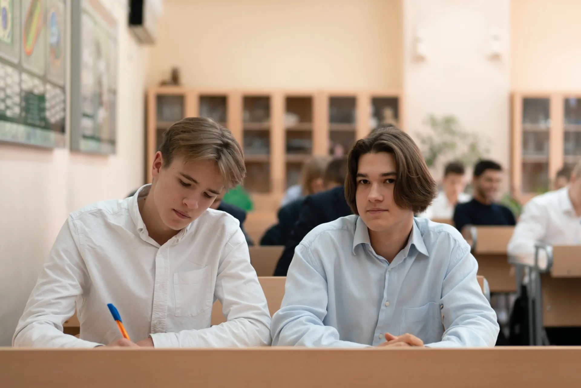 По всей стране образовательные учреждения проводят уроки и открытые занятия, на которых школьникам и студентам рассказывают об угрозах, связанных с использованием VPN и обходом интернет-блокировок.