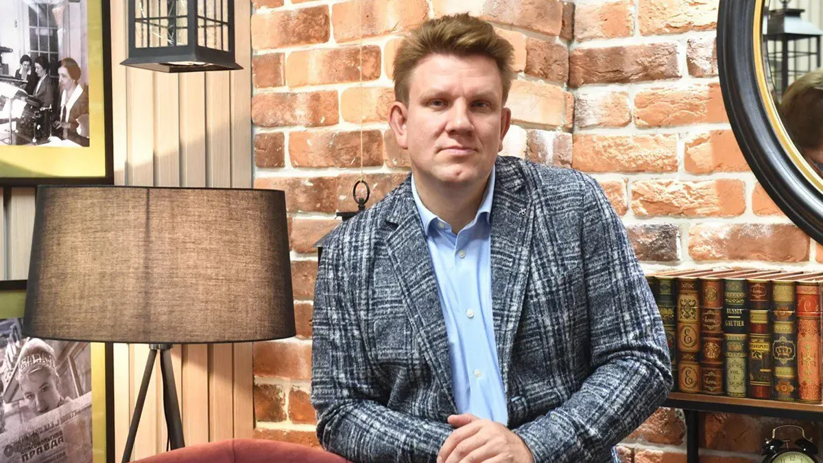 Генеральный директор издательства «Эксмо» Евгений Капьев задержан, у руководства компании проходят обыски по делу об организации деятельности экстремистской организации, связанной с распространением ЛГБТ-литературы среди несовершеннолетних.