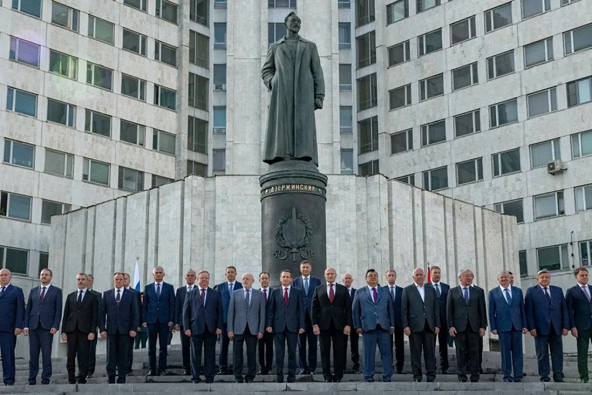 Опубликован указ, официально возвращающий имя Феликса Дзержинского Академии внешней разведки, что обосновано «выдающимся вкладом» революционера в систему госбезопасности.