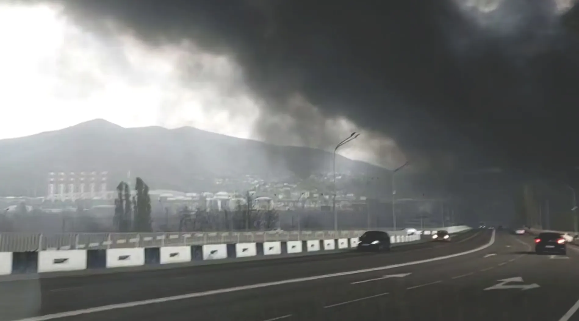 Около 300 человек в течение пяти дней тушили пожар на морском терминале в Туапсе после ударов украинских дронов; власти сообщают о постоянном контроле качества воздуха и состояния моря.