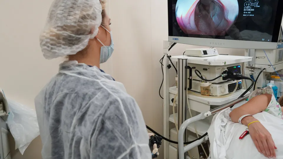 Пациенты с раком молочной и поджелудочной железы практически лишились доступа к противоопухолевому препарату абраксан: государственные закупки прекращены, в аптеках он исчезает, а люди вынуждены искать дорогостоящее лекарство самостоятельно и даже на нелегальном рынке.