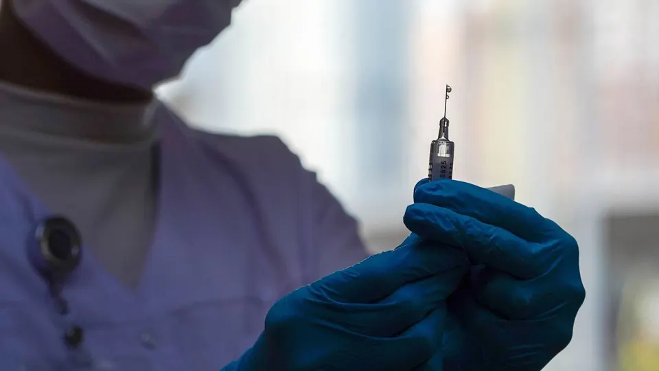 Российские ученые разрабатывают генотерапевтический препарат, блокирующий рецептор RAGE, связанный со старением клеток. Проект реализуется в рамках нацпроекта «Новые технологии сбережения здоровья» и рассматривается как одно из наиболее перспективных направлений в борьбе с возрастными изменениями организма.