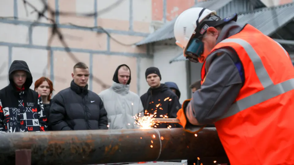 Число доступных рабочих рук в России упало с около 7 млн в 2021 году до 4,4 млн к концу 2025 года; за последний год резерв уменьшился на 9% (≈415 тыс.), считают аналитики FinExpertiza.