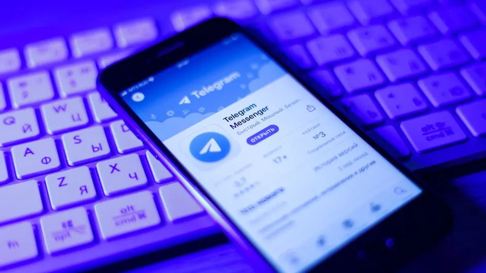 До 70% российских компаний по-прежнему используют Telegram, WhatsApp и другие зарубежные мессенджеры для рабочих задач, несмотря на рост интереса к корпоративным решениям после введения ограничений.