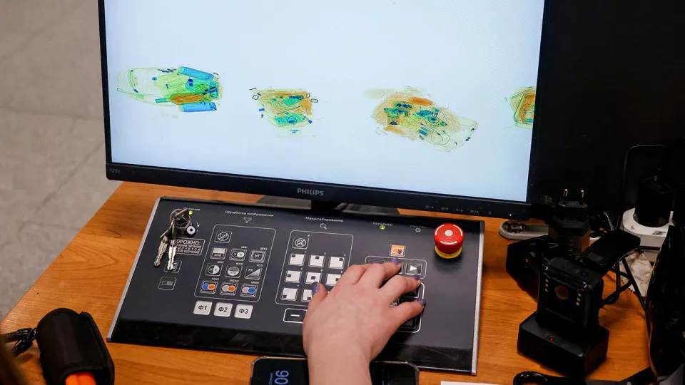 В крупных российских школах с числом учащихся до 2 тысяч начали устанавливать интроскопы для рентген-досмотра рюкзаков и сумок на наличие запрещенных предметов и электронных сигарет на фоне участившихся нападений в учебных заведениях.