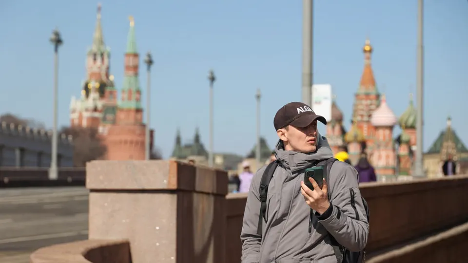 Мобильные операторы стали автоматически включать опцию «Защита интернета», которая блокирует не только мошеннические ресурсы, но и законные сайты, облачные хранилища и корпоративные шлюзы. Эксперты предупреждают об угрозе сетевой нейтральности и возможном переходе к «белым спискам».