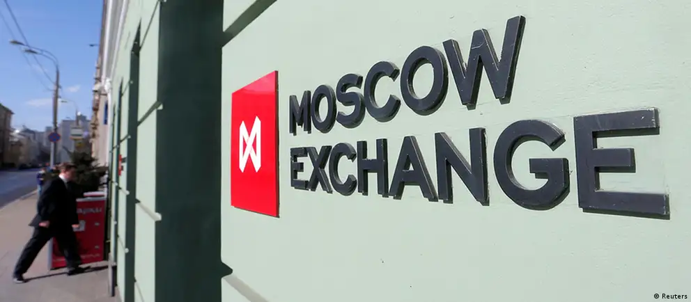 Басманный суд Москвы ввёл запрет определённых действий для фигурантов дела о манипуляциях ценами на Мосбирже. Следствие оценивает их доход более чем в 28 млн рублей; по версии правоохранительных органов, операции координировались через тематические Telegram‑каналы.