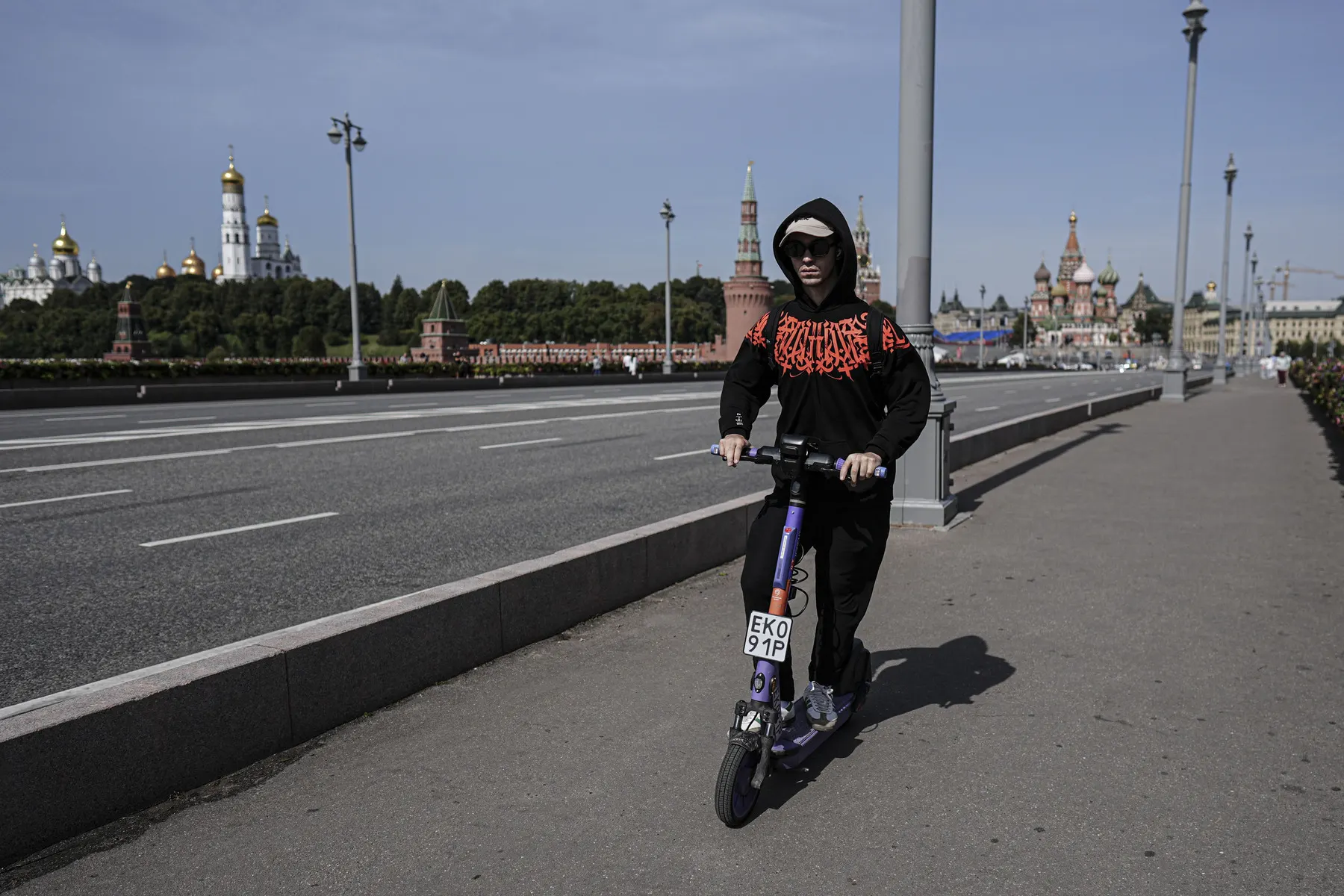 В научной статье МАДИ предлагают сделать мессенджер Max единой точкой входа для аренды электросамокатов и каршеринга в Москве, а также обязать фиксировать через него поездки владельцев личных самокатов.