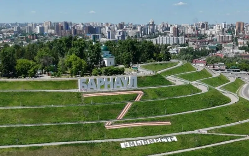 Муниципальное учреждение разместило на портале госзакупок тендер на замену агитационных баннеров в Нагорном парке — начальная цена 1,96 млн руб. При этом бюджет города на 2026 год принят с дефицитом более 1,3 млрд руб.