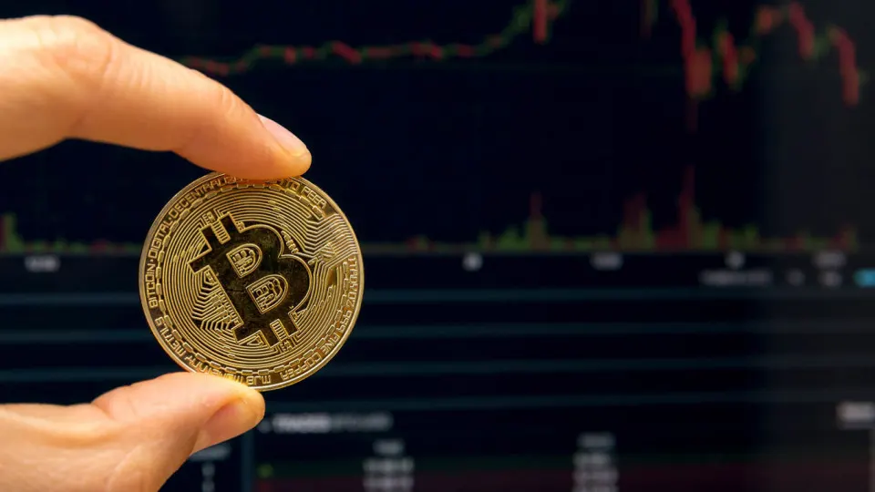 Проект поправок вводит НДФЛ на все доходы от криптоопераций, устанавливает налоговых агентов и освобождает часть участников рынка от НДС; изменения инициированы на фоне бюджетного дефицита.