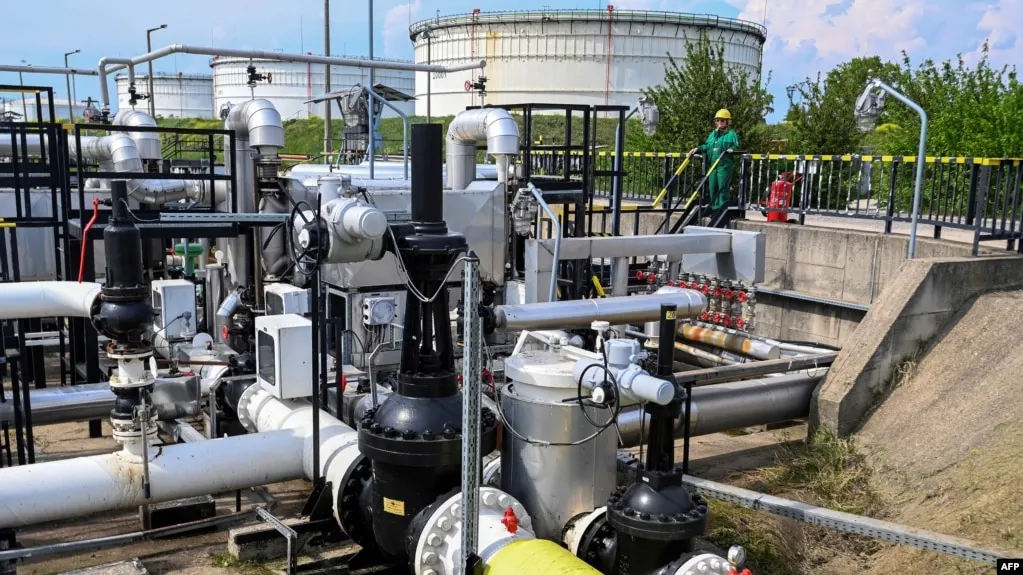 Европейский союз согласовал кредитную программу для Украины на 90 млрд евро и 20‑й пакет санкций против России, при этом запрет на морские поставки российской нефти в новый пакет не вошёл. На этом фоне возобновляются поставки нефти по трубопроводу «Дружба» в Венгрию и Словакию.