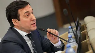 Первый зампред думского комитета по контролю Дмитрий Гусев предложил разделить абонентов мобильной связи на «проверенных» и остальных, чтобы «белый список» с подтверждёнными учётными записями на «Госуслугах» сохранял доступ к интернету во время ограничений. Он также выступил за реестр «доверенных» хостинг‑провайдеров и разрешённых VPN‑протоколов на фоне массовых отключений связи в России.