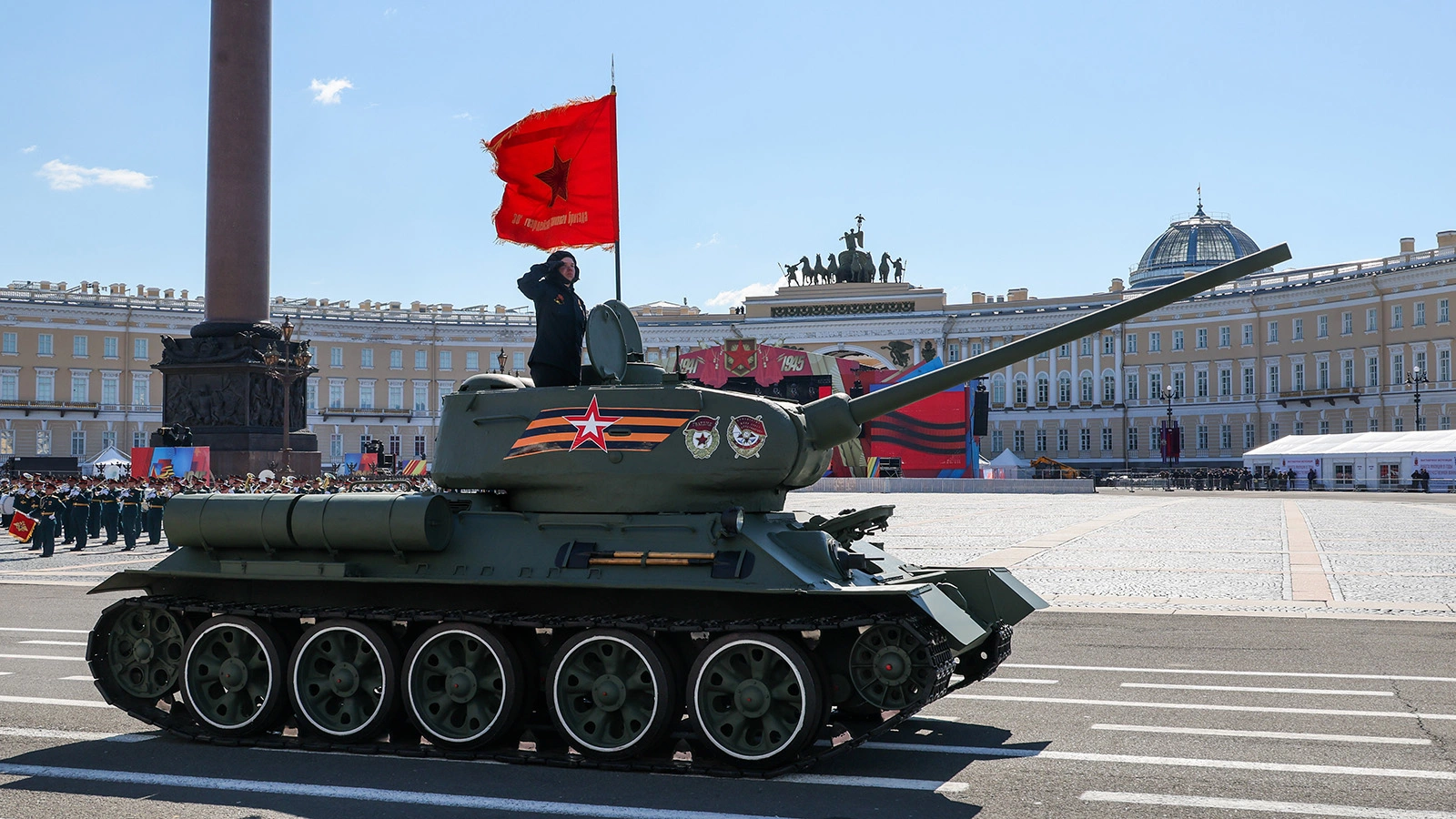 На Дворцовой площади установят одну трибуну примерно на 300 человек; на ней будут ветераны СВО. Военной техники, включая восстановленный Т‑34, в параде участвовать не будет.