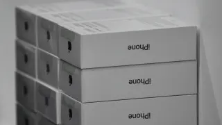 Крупные продавцы электроники в России столкнулись с переизбытком дорогих смартфонов Apple и Samsung на складах и вынуждены заметно снижать цены на новые и старые модели из‑за ослабления покупательского спроса.