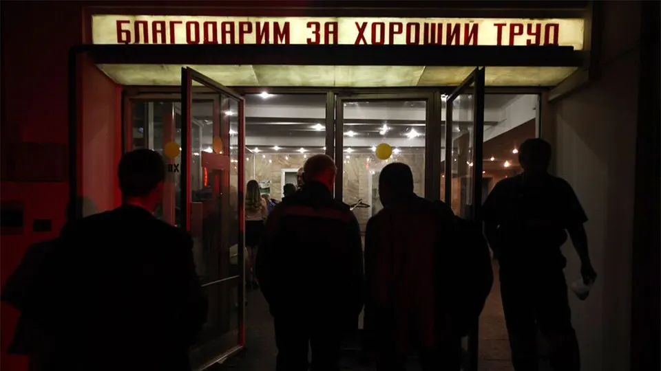 К началу апреля работодатели в бюджетном секторе заявили о планируемом сокращении более 105 тысяч сотрудников. Больше всего увольнений ожидается в Москве и ряде регионов, где власти экономят на аппарате управления, медицине и других госучреждениях из‑за острого дефицита федерального и региональных бюджетов.