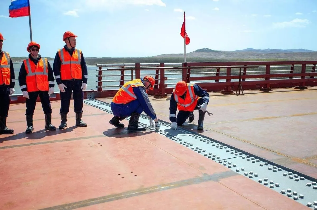 Автомобильный мостовой переход через реку Туманную на границе России и КНДР планируют запустить в июне 2026 года. Сооружение протяженностью почти 5 км должно усилить торговлю и транспортное сообщение между странами.