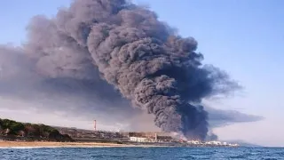 Спутниковые снимки зафиксировали многокилометровый шлейф дыма от горящих нефтяных резервуаров на Туапсинском НПЗ, который достиг Ставрополя; экологи предупреждают об угрозе для Чёрного моря, а в акватории у Туапсе и ранее у Анапы обнаружены крупные нефтяные пятна.