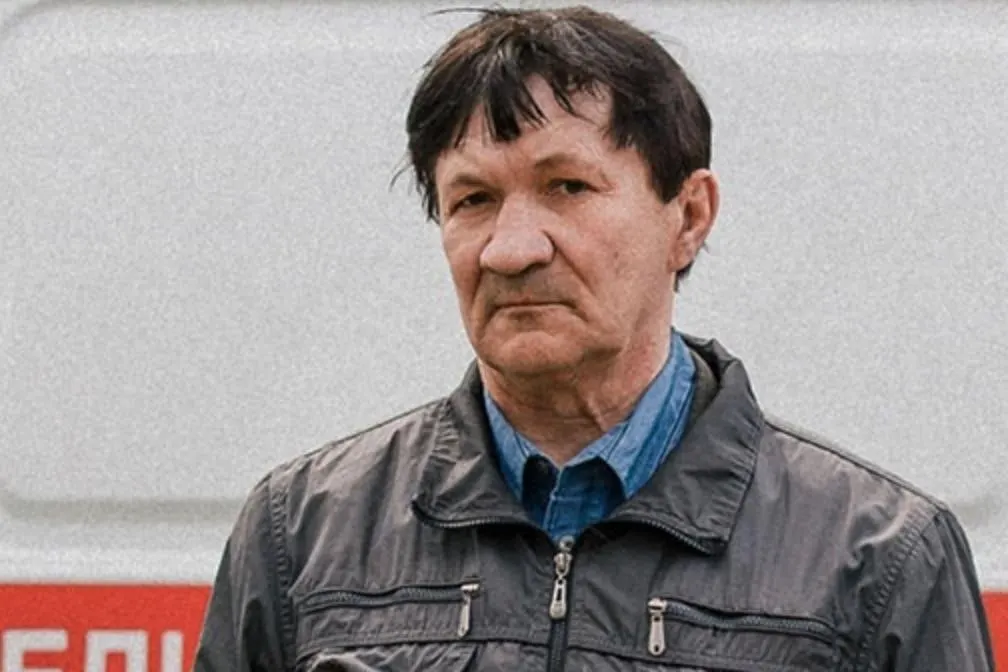 64‑летний Олег Тырышкин умер от проблем с сердцем. Ему стало плохо 4 февраля, в больницу его доставили в Кемерове, а родственникам сообщили о смерти только 8 февраля. Ранее он отбывал срок за «оправдание экстремизма» и готовился к освобождению; перед смертью его переводили в СИЗО и психбольницу.