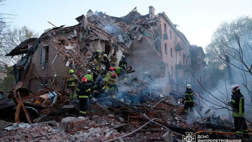 Российские силы ночью 25 апреля нанесли комбинированный удар по ряду областей Украины, сообщается о погибших и десятках раненых, сильнее всего пострадал Днепр; в тот же день украинские беспилотники атаковали цели в Екатеринбурге и Челябинской области.