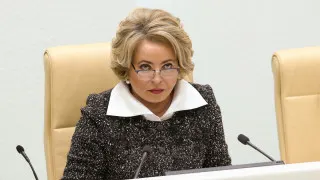 Спикер Совета Федерации Валентина Матвиенко заявила, что для преодоления демографического кризиса россиянам нужно расселиться по стране, строить просторные дома, заводить большие семьи и благоустраивать дворы, тогда как статистика показывает рекордное сокращение рождаемости и рост естественной убыли населения.