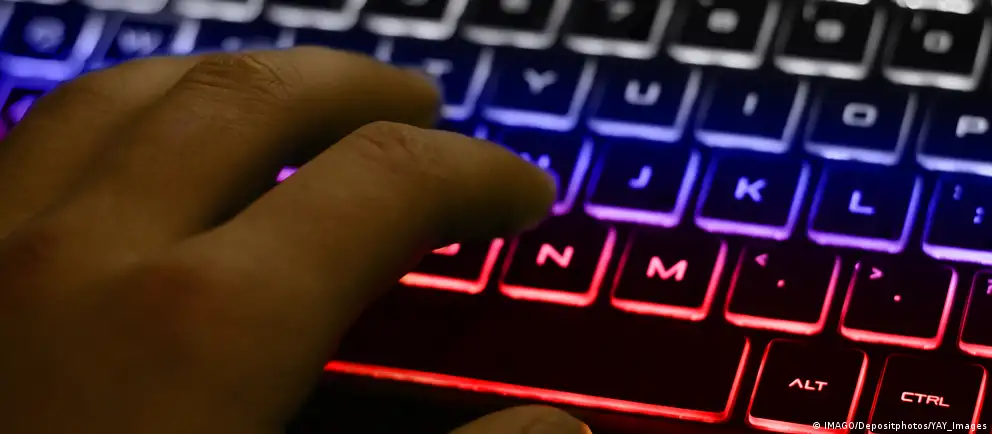 Минцифры готовит меры по взиманию платы за международный трафик, к которому планируют относить и трафик VPN. В первую очередь это затронет мобильные сети; решение для фиксированного интернета пока не принято.