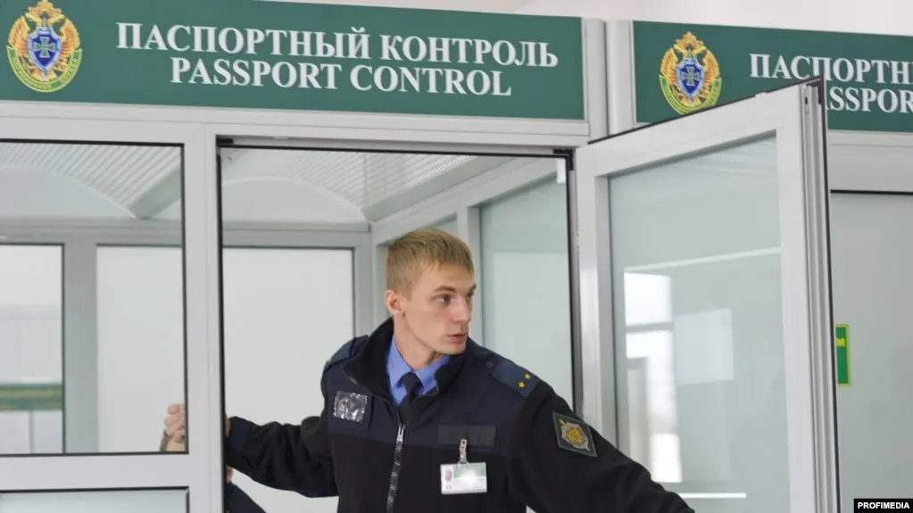 По данным нескольких источников, экс‑глава Российского экологического оператора и бывший замминистра уехал из страны сразу после распоряжения об отставке на фоне уголовных дел, связанных с деятельностью организации.