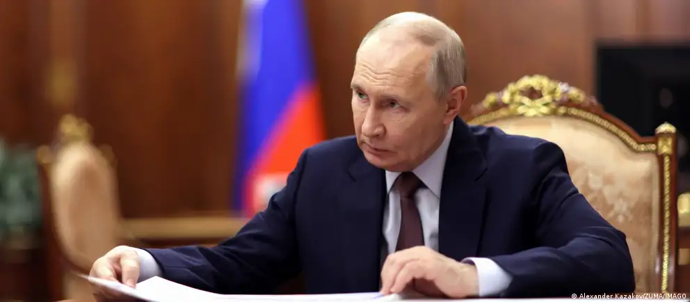 Президент России подписал закон, который освобождает власти от контроля за сделками чиновников и их семей, совершенными до поступления на госслужбу и регистрации брака, а также меняет порядок декларирования доходов.