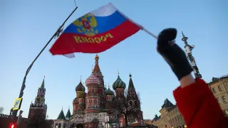 В России стремительно нарастает кризис неплатежей: просроченная задолженность компаний перед поставщиками и контрагентами превысила 8,2 трлн рублей, достигнув почти 4% ВВП. Основная нагрузка пришлась на обрабатывающую промышленность и торговлю, а малый бизнес фактически кредитует крупные госкомпании на фоне роста налоговой нагрузки и снижения бюджетных расходов.