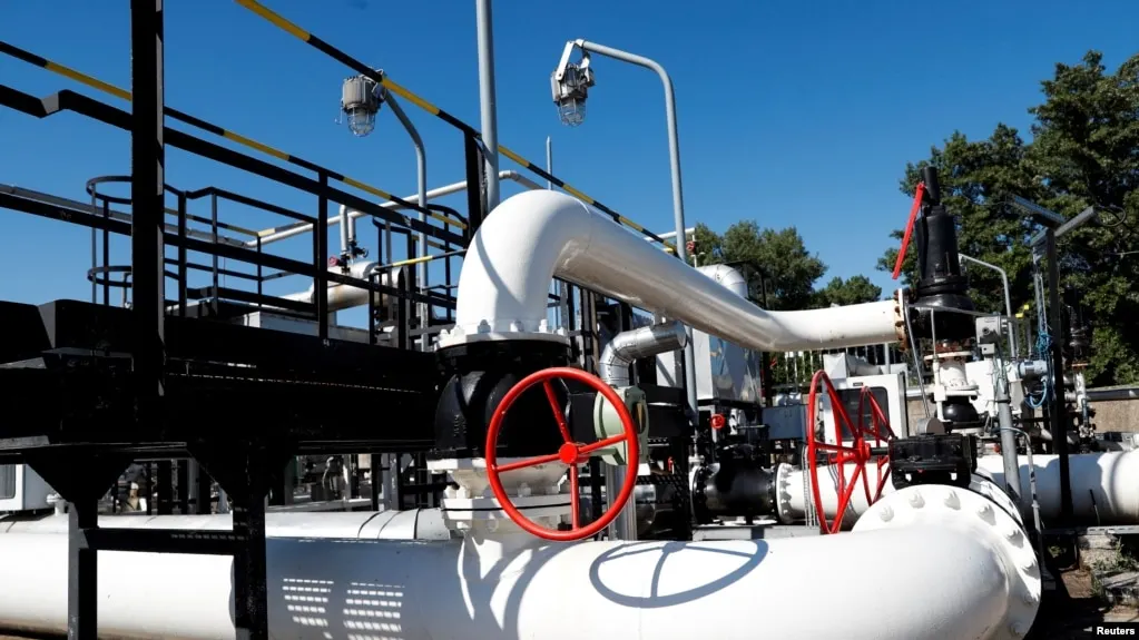 Украинские источники заявляют об атаке беспилотников на линейно-производственно-диспетчерскую станцию «Самара» нефтепровода «Дружба» в Самарской области и возможном пожаре на резервуарах с нефтью, однако независимых подтверждений этих данных пока нет.