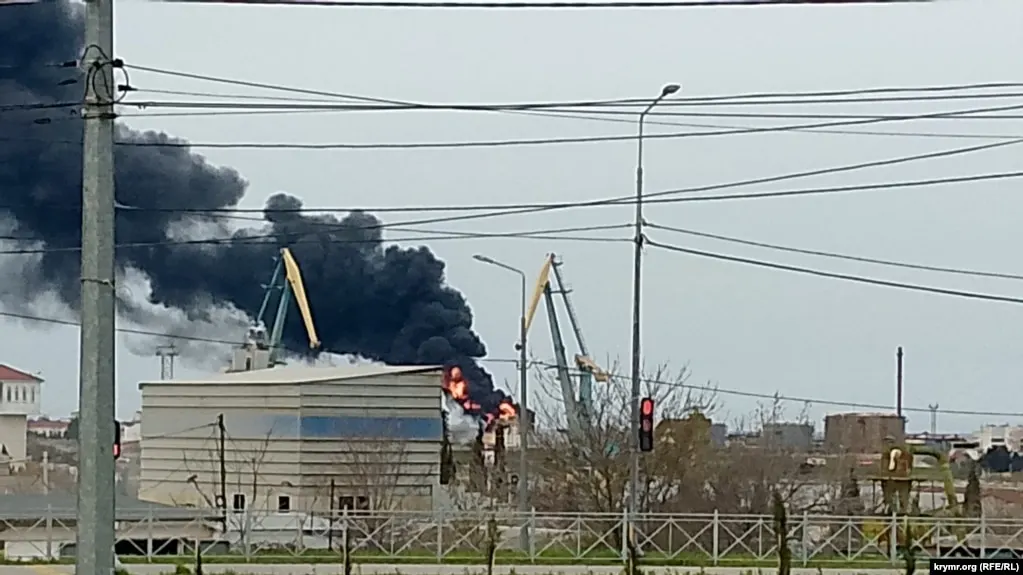 Украинские беспилотники в ночь на 22 апреля атаковали военную инфраструктуру в районе Севастополя и пункты управления дронами в Курской и Харьковской областях. Российские власти сообщают о работе ПВО и отсутствии пострадавших.