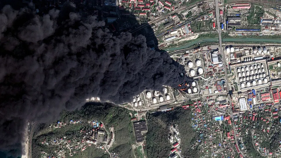 Дым от горящего нефтяного терминала в Туапсе распространился вдоль всего побережья до Анапы и Сочи, вызвав смог, «нефтяной дождь» и серьёзное загрязнение воздуха и воды нефтеотходами и сажей.