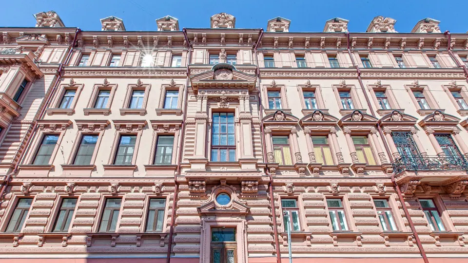 Мещанский суд рассматривает уголовное дело в отношении бывшей руководительницы «Оборонстрой» по обвинению в особо крупном мошенничестве при продаже трёхэтажного особняка в Романовом переулке. Истец требует компенсацию около 144 млн рублей, общий ущерб по делу оценивается свыше 780 млн.