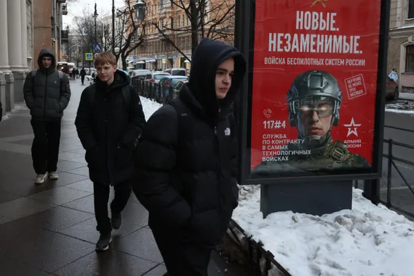 Источники сообщают, что 5, 7 и 9 мая планируются существенные ограничения мобильной связи и возможные блокировки SMS; ограничения затронут территорию до МКАД. Ранее в марте в столице уже были масштабные сбои и введена система «белых списков».